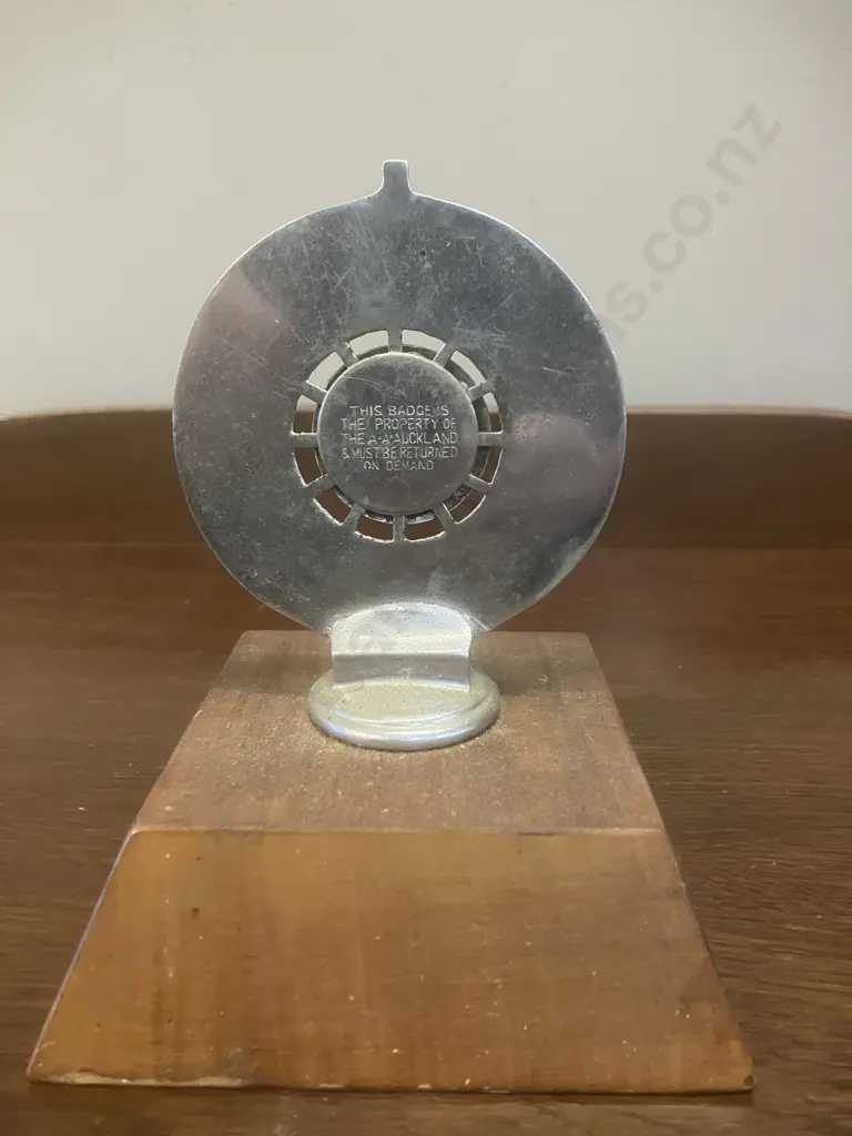 Vintage AA Royal Automobile Club Associate Auckland Car Badge N13426 (1930 - 1945) Image 1++