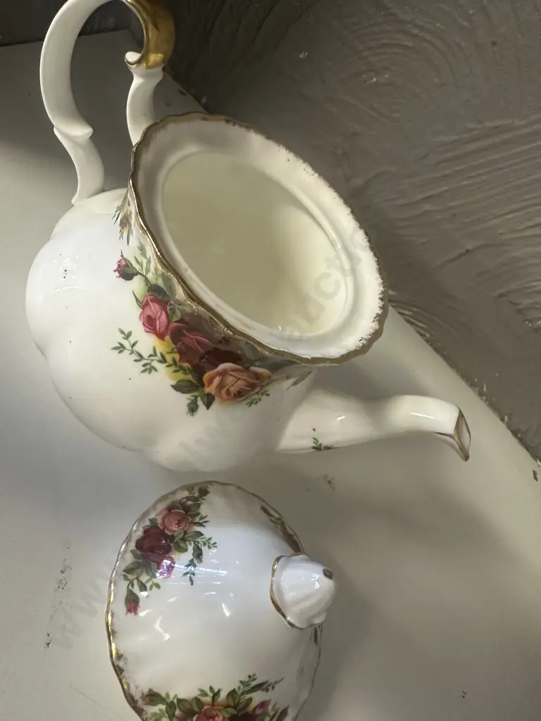 Royal Albert Old Country Roses Bone China Made In England Mini Teapot 14.5cm. Image 1++