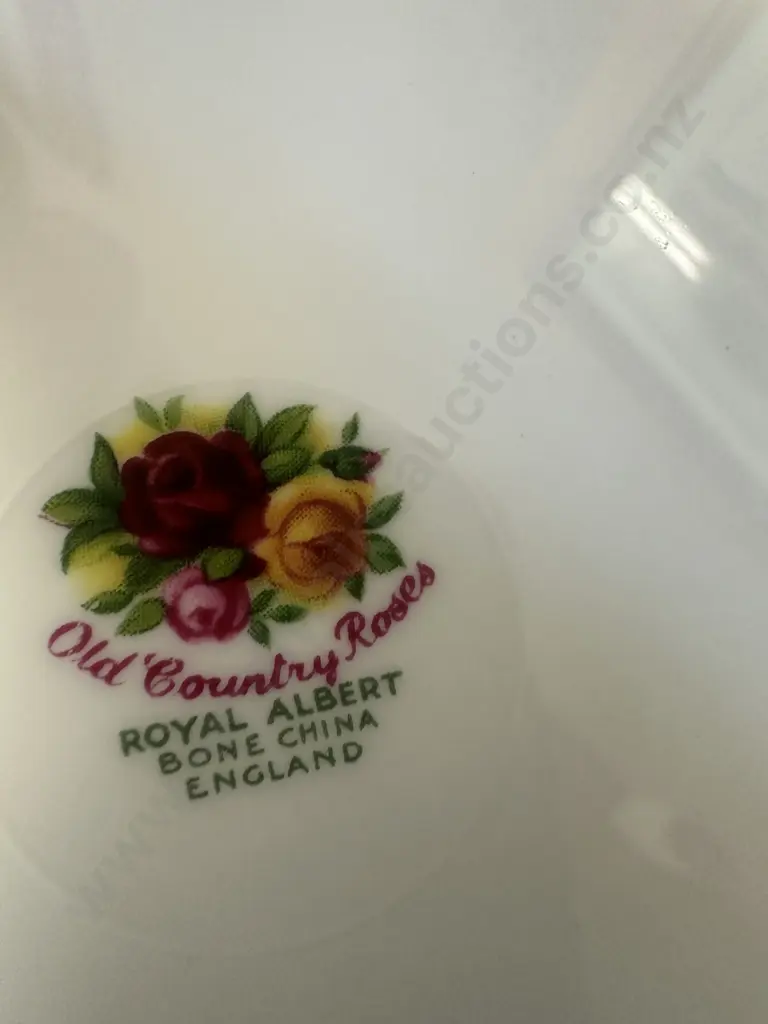 Royal Albert Old Country Roses Bone China Made In England Handled Cake Plate W26.5cm. Image 1++
