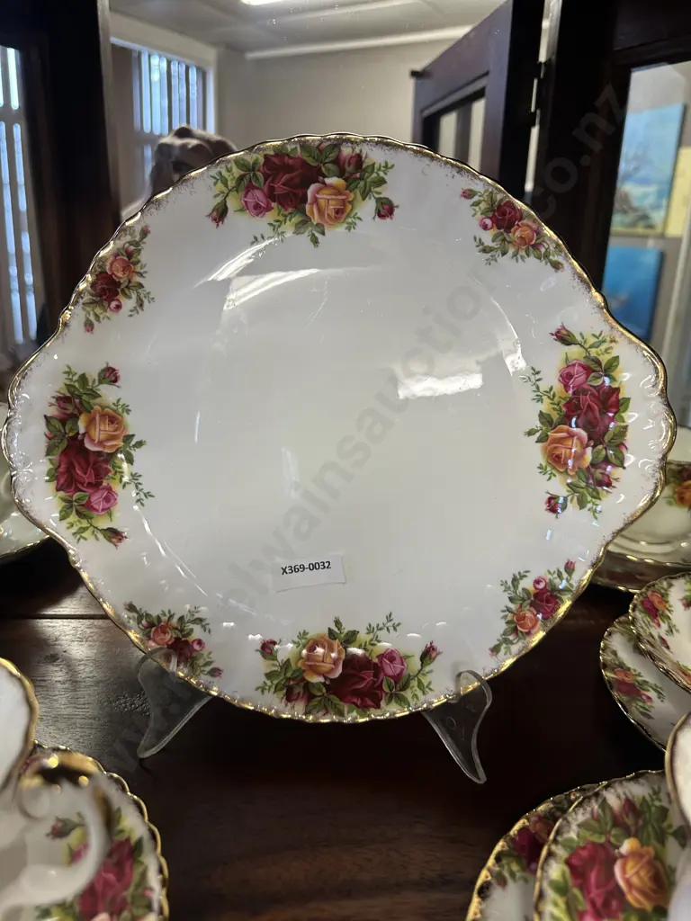 Royal Albert Old Country Roses Bone China Made In England Handled Cake Plate W26.5cm. Image 1++