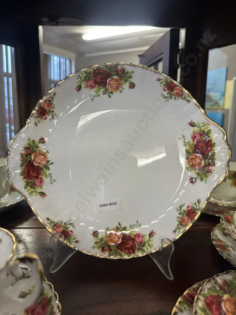 Royal Albert Old Country Roses Bone China Made In England Handled Cake Plate W26.5cm. Image 1++