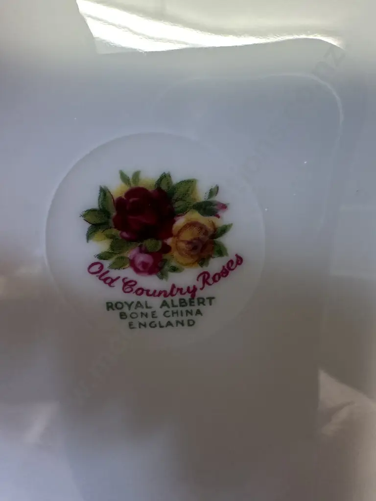 Royal Albert Old Country Roses Bone China Made In England Round Vegetable Serving Bowl Dia23.5cm. Image 1++