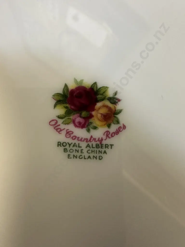 Royal Albert Old Country Roses Bone China Made In England  Dinner Plates x7 Dia26cm. Image 1++