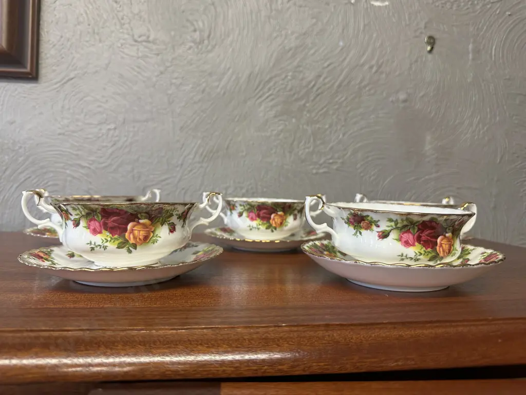 Royal Albert Old Country Roses Bone China Made In England Doubled Handled Soup Bowls & Matching Saucers x5 af to 1 bowl Image 1++