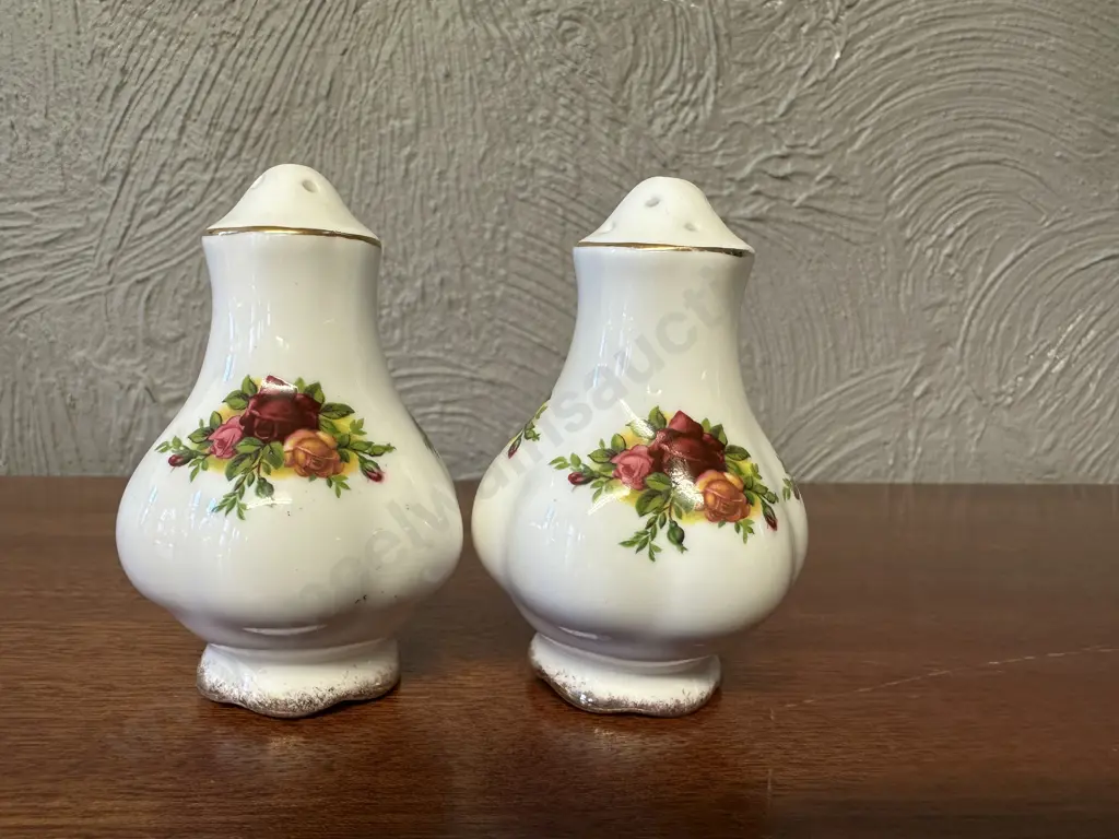 Royal Albert Old Country Roses Bone China Made In England Pair Of Salt & Pepper Shakers Image 1++