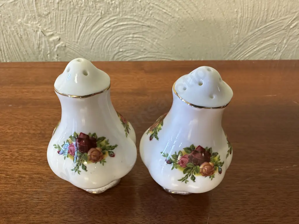 Royal Albert Old Country Roses Bone China Made In England Pair Of Salt & Pepper Shakers Image 1++