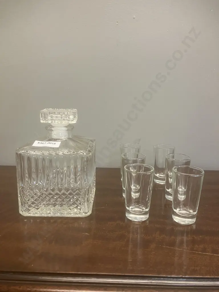 Small Glass Decanter & 6 Shot Glasses Image 1++