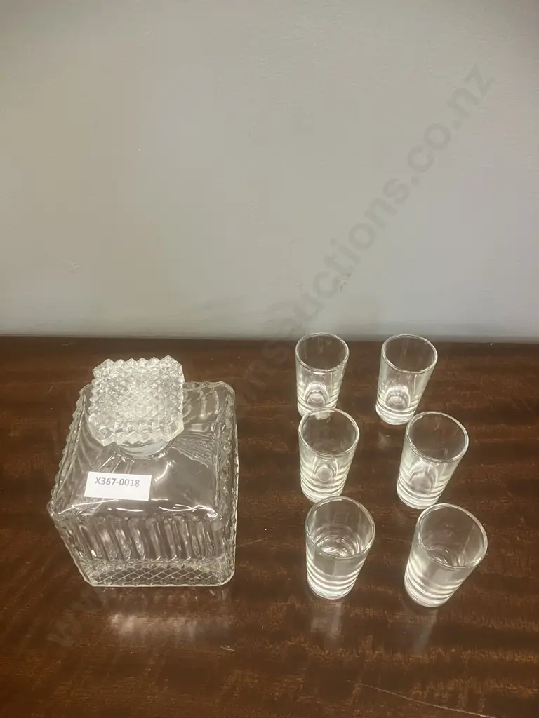 Small Glass Decanter & 6 Shot Glasses Image 1++