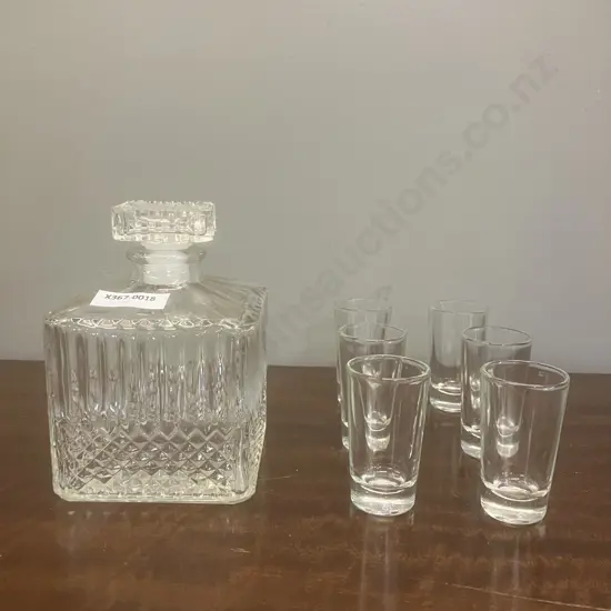 Small Glass Decanter & 6 Shot Glasses