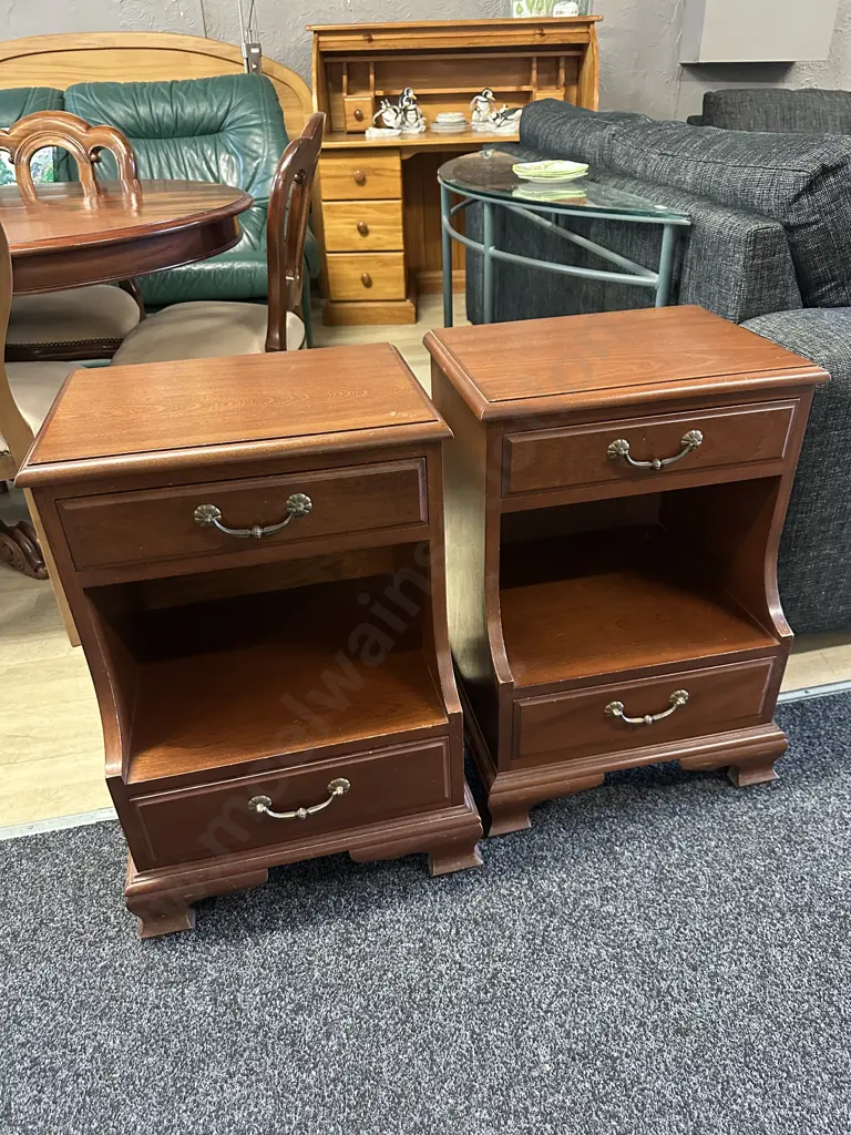 Pair Of Mahogany Bedside Cabinets Image 1++