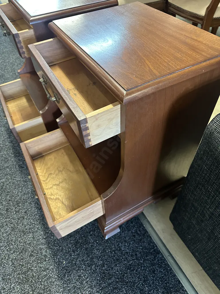 Pair Of Mahogany Bedside Cabinets Image 1++