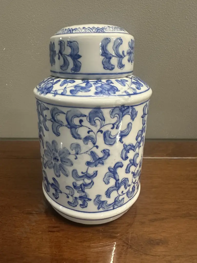 Vintage Blue & White Ginger Jar With Lid H17.5cm. Image 1++