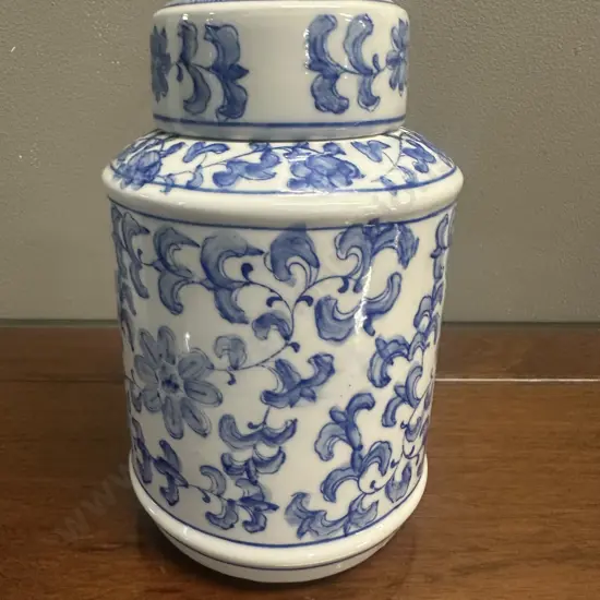 Vintage Blue & White Ginger Jar With Lid H17.5cm.