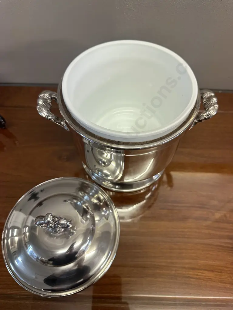 Oneida Victorian Style Silver Plated Ice Bucket With Lid Image 1++