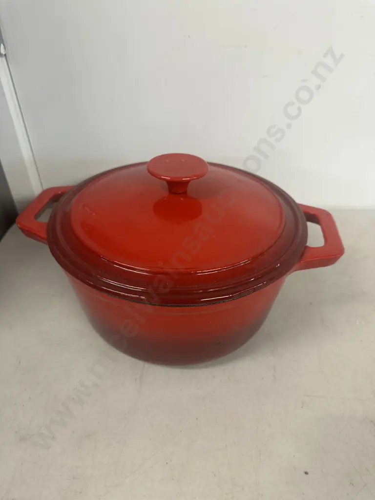 Simon Gault Cast Iron Round Lidded Casserole Dish Dia25cm. Image 1++