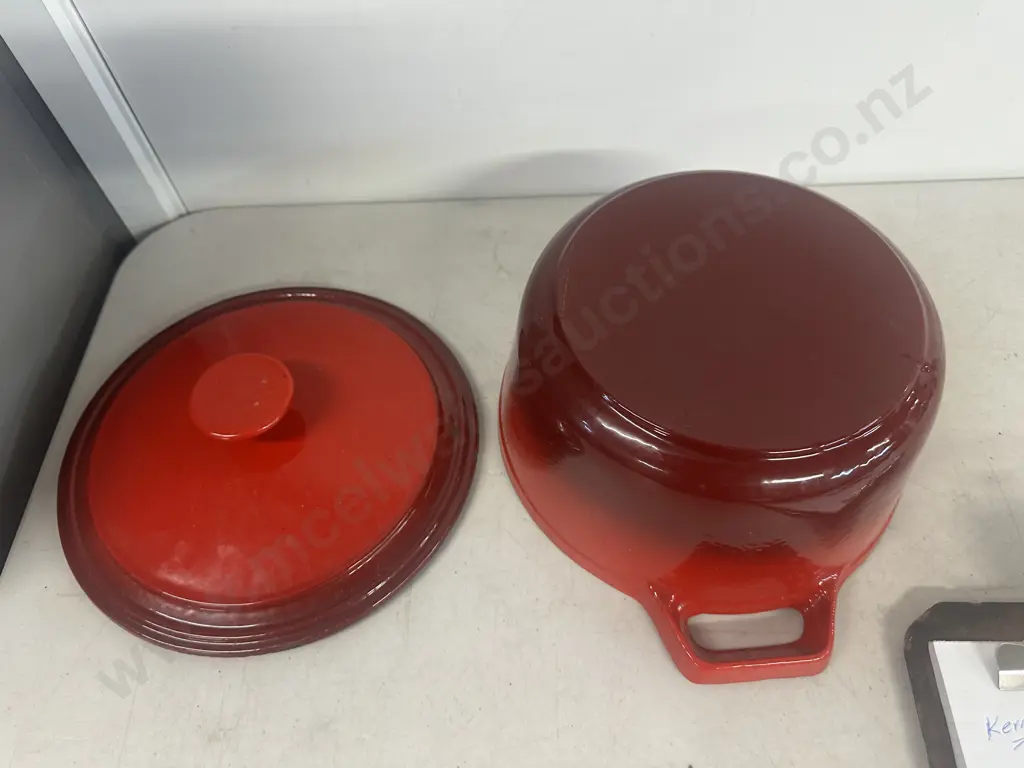 Simon Gault Cast Iron Round Lidded Casserole Dish Dia25cm. Image 1++