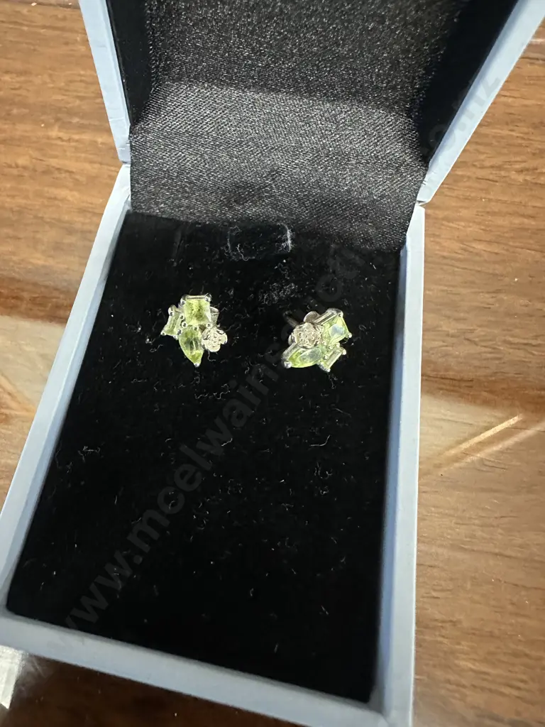 Light Green Peridot Gem Stone & Clear Stone Stamped 925 Earrings With 9ct Gold Cameo Earrings & Gold Coloured Pendant Image 1++
