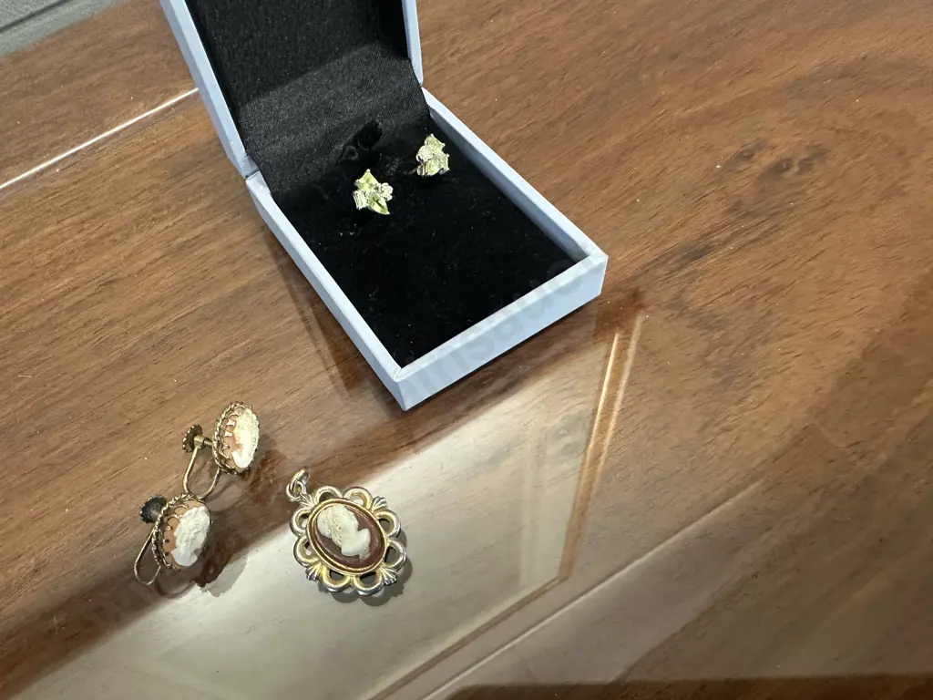Light Green Peridot Gem Stone & Clear Stone Stamped 925 Earrings With 9ct Gold Cameo Earrings & Gold Coloured Pendant Image 1++