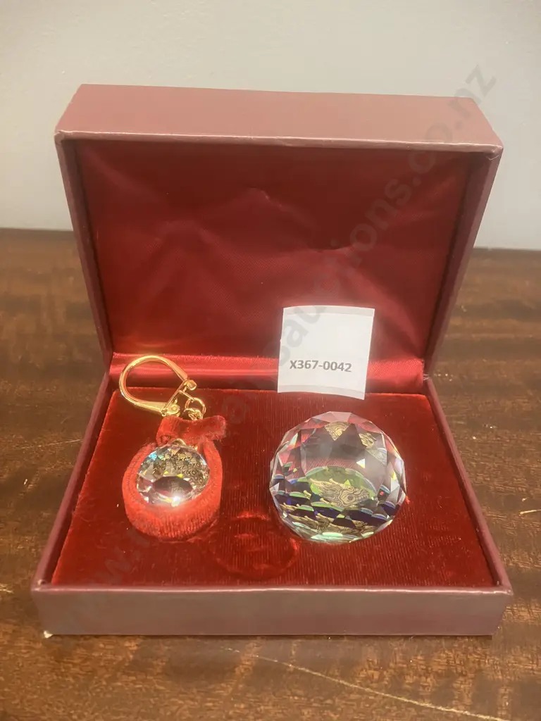 Vintage Swarovski 'Hong Kong' Paperweight & Keychain In Swarovski Box Image 1++