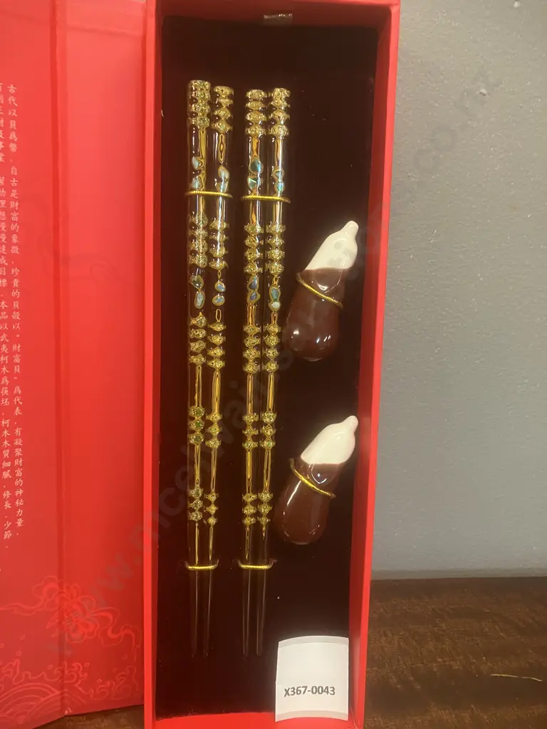 Yunhong Chopsticks With Rests In Presentation Box Image 1++