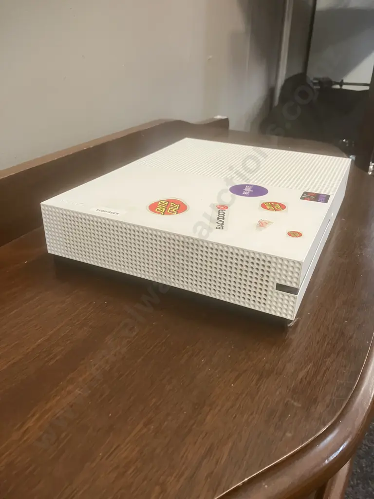 Xbox One S - Model 1681 (Console Only Sold As-Is) 2018 Serial #165653283616 Image 1++
