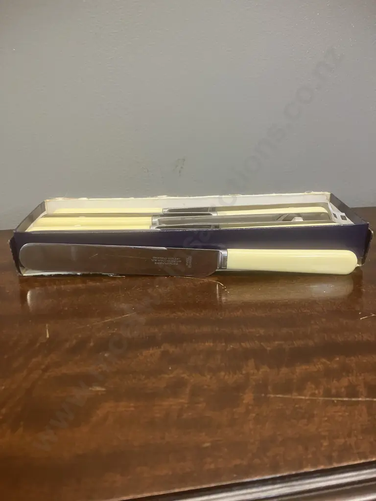 W. Whiteley Ltd Sheffield Cutlery Butter Knives - Box of Six Image 1++