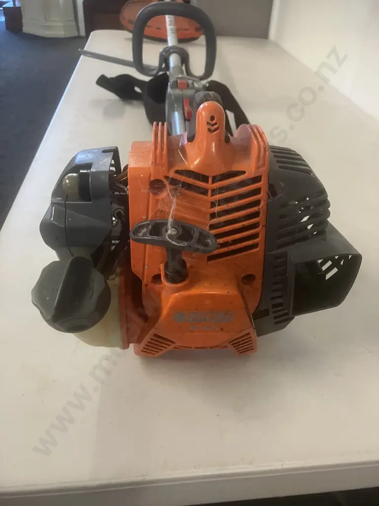 Oleo-Mac BC 22S Petrol Brush Cutter Image 1++