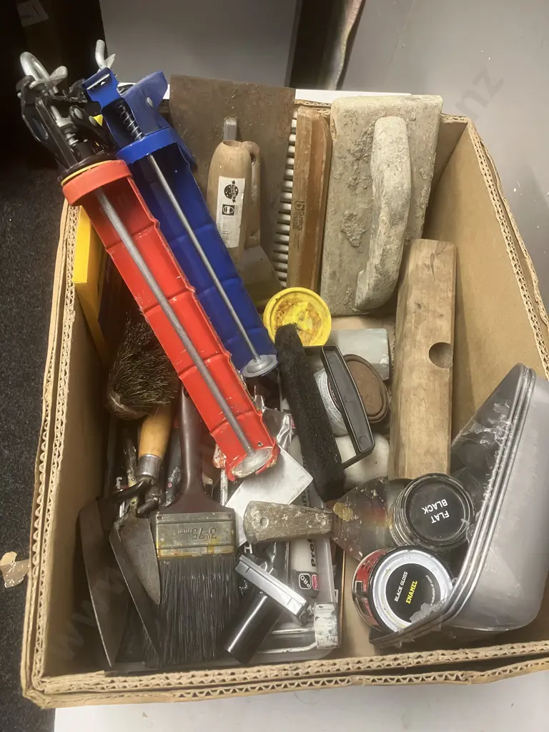 Box Lot -  Trowels, Brushes Etc Image 1++
