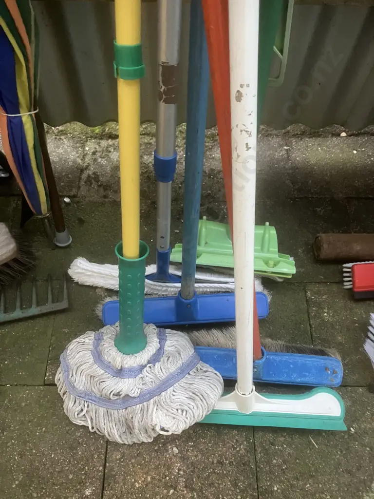 Brooms & Mops Image 1++