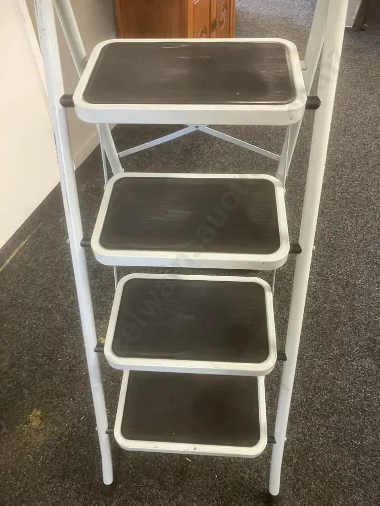 GS Steel Step Ladder. 4 Step, 150Kg Image 1++