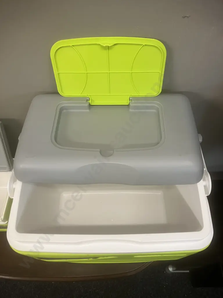 4.5 Litre & 30 Litre Pinnacle Chilly Bins Image 1++