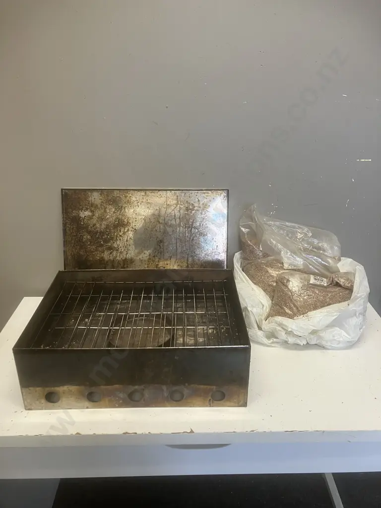 Smoker, Wood Chips & Single Ring Gas Burner Image 1++