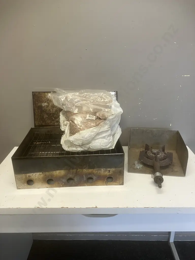 Smoker, Wood Chips & Single Ring Gas Burner Image 1++