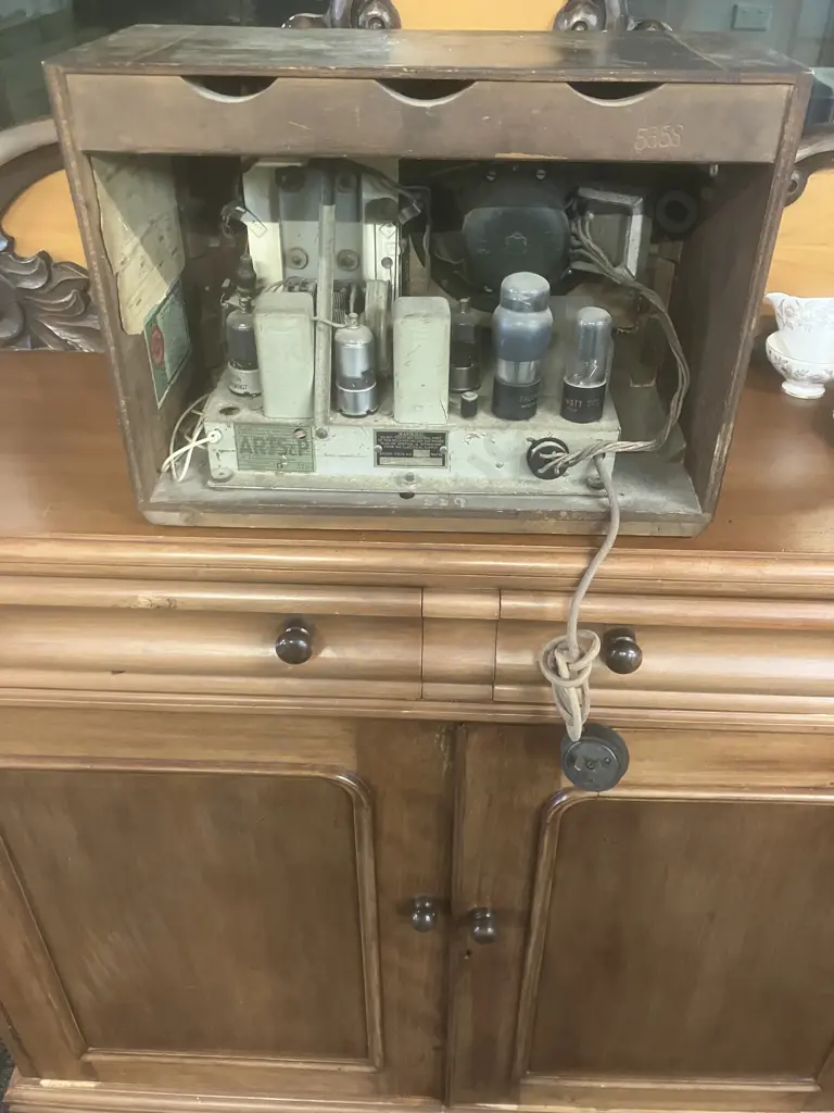 Ultimate Model EB 'Junior' (1940) 5-Valve Dual-Wave Radio (EB-67730) Image 1++