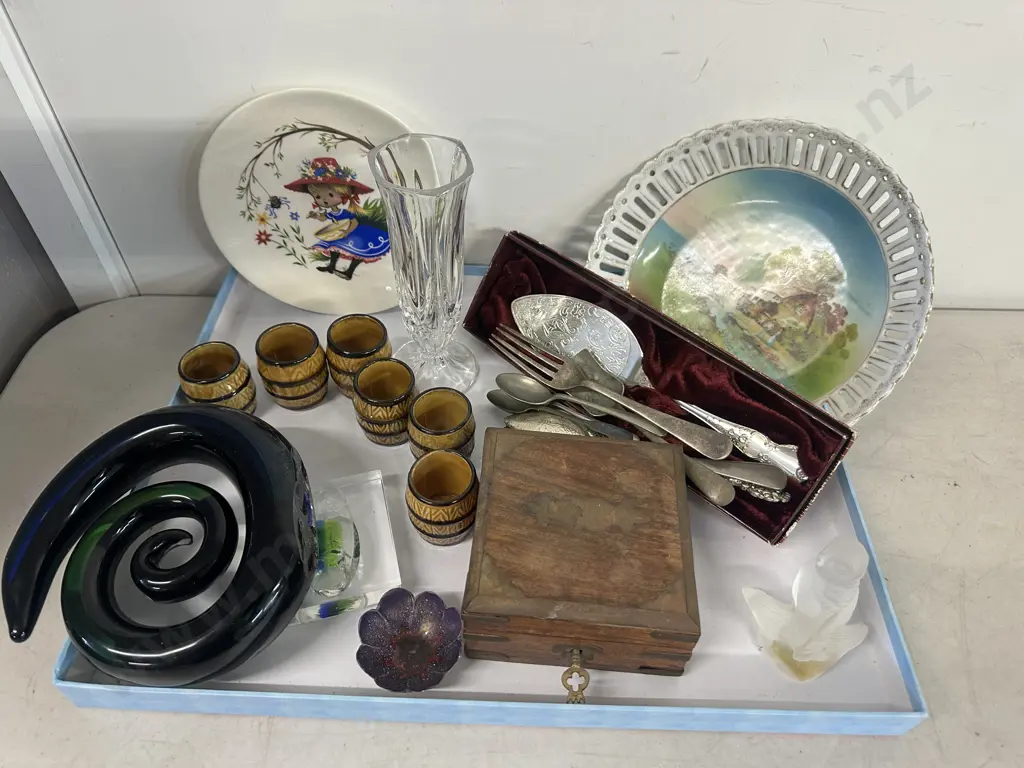 Selection of Vintage China, Glassware Etc In Lidded Gift Box Image 1++