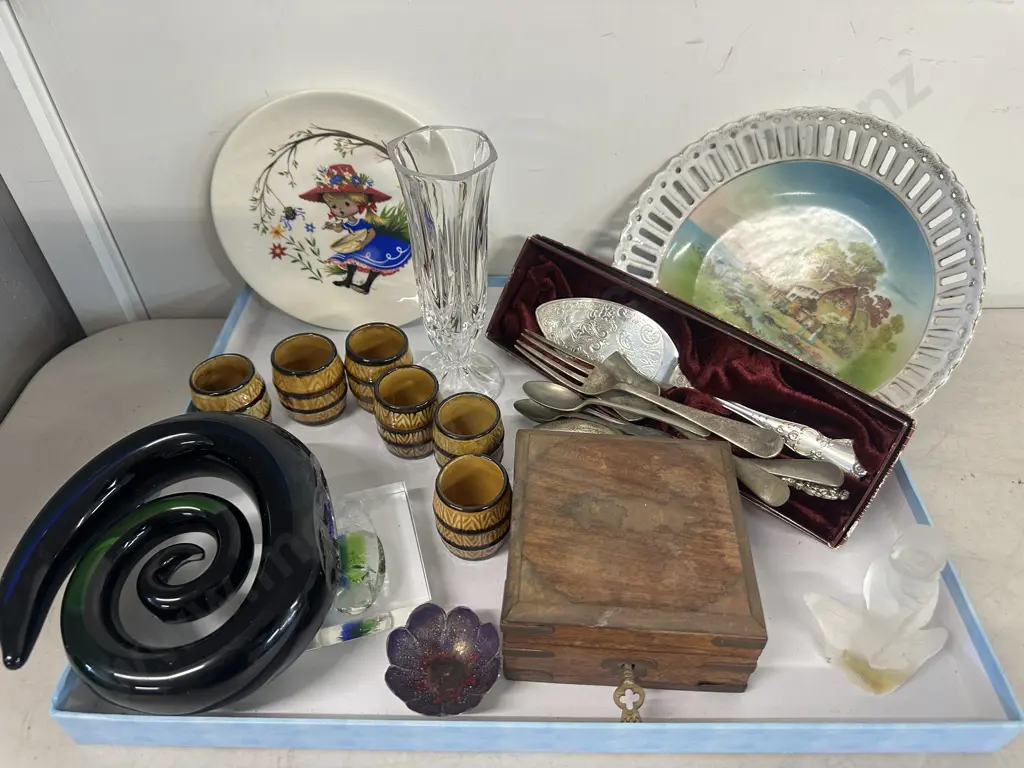 Selection of Vintage China, Glassware Etc In Lidded Gift Box Image 1++