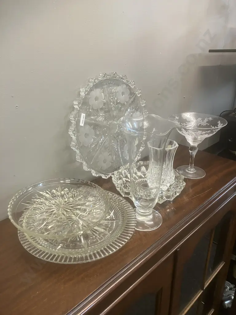 Assorted Glass & Crystal Items Image 1++
