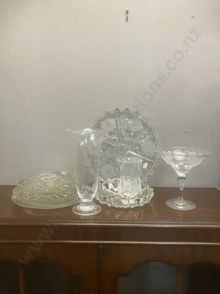 Assorted Glass & Crystal Items Image 1++