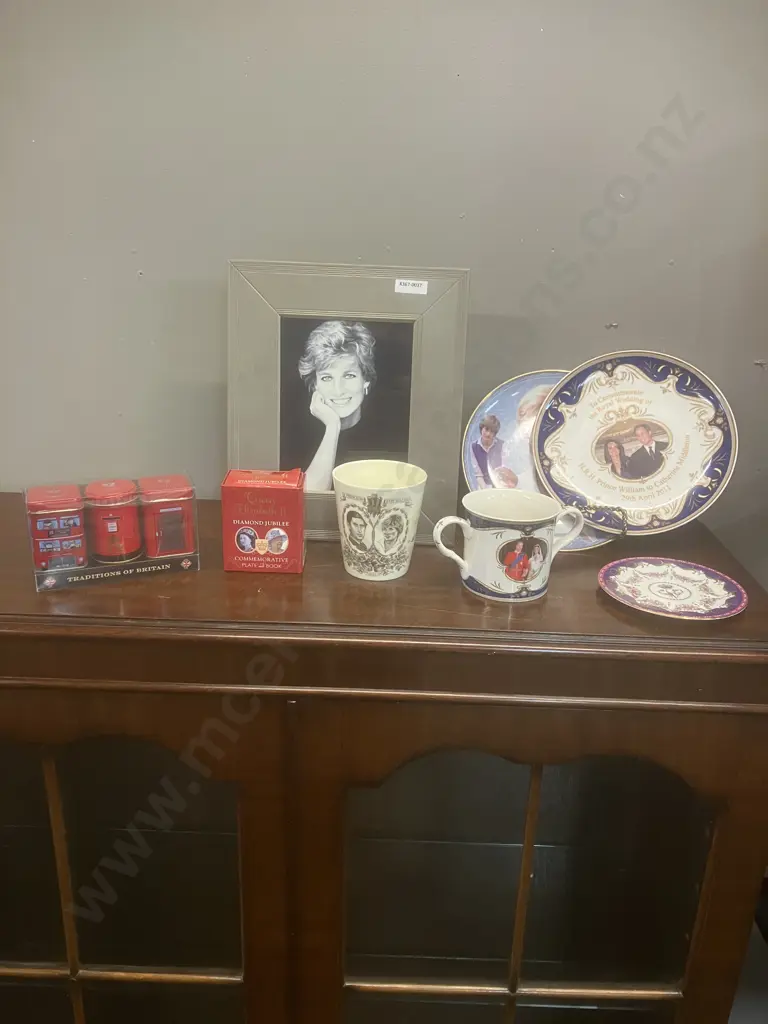 Royalty Souvenirs & Traditions of Britain Teas Set Image 1++