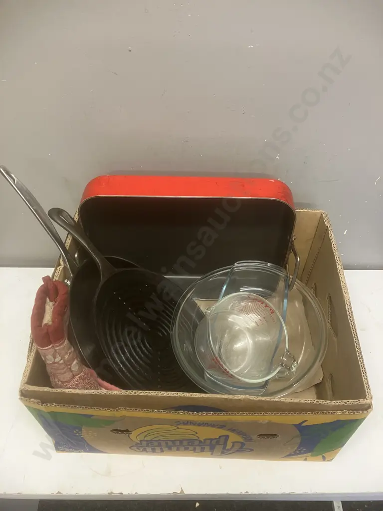 Box Lot - Bakeware, Cast Iron Pan, Etc Image 1++