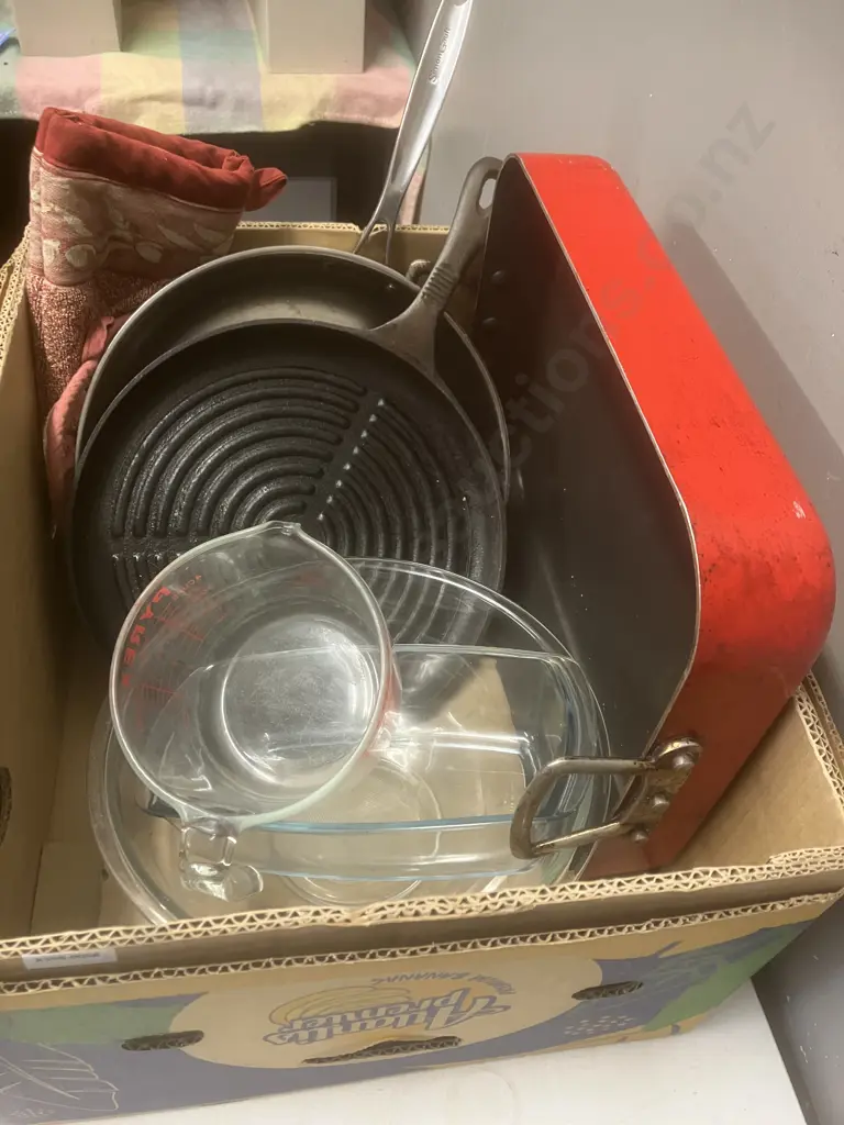 Box Lot - Bakeware, Cast Iron Pan, Etc Image 1++