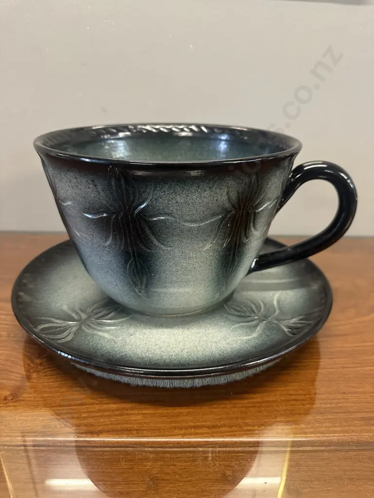 Large Pottery Cup & Saucer Planter H18.5 Diam35cm. Image 1++