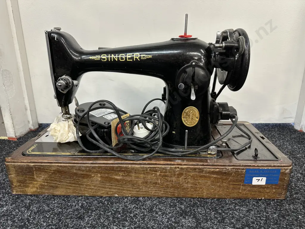 Vintage 1950s Singer Sewing Machine With a Bentwood Cover & Key, #EG277466 Image 1++
