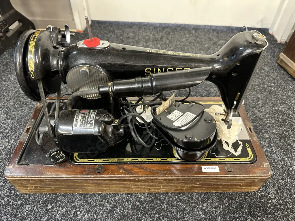 Vintage 1950s Singer Sewing Machine With a Bentwood Cover & Key, #EG277466 Image 1++
