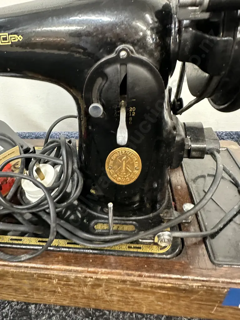 Vintage 1950s Singer Sewing Machine With a Bentwood Cover & Key, #EG277466 Image 1++