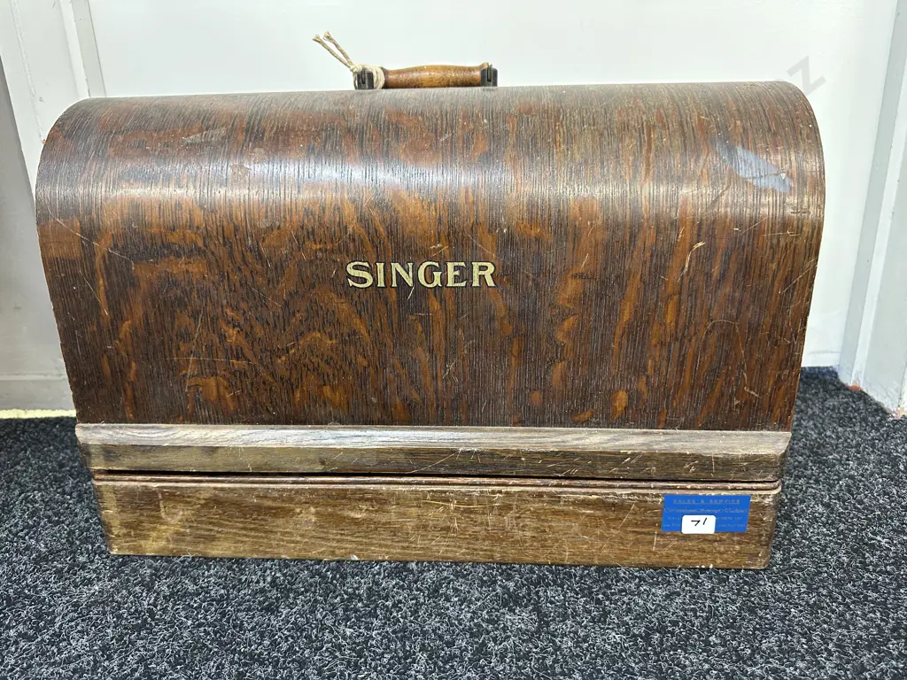 Vintage 1950s Singer Sewing Machine With a Bentwood Cover & Key, #EG277466 Image 1++