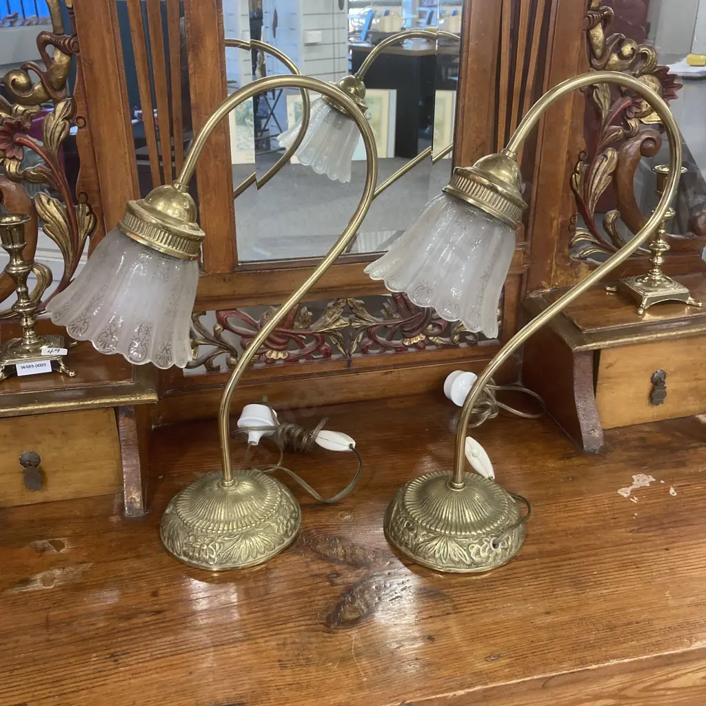 Pair of Vintage Brass Swan Neck Lamps With Ruffled Glass Shades In Working Condition (1 Shade Cracked), 41 x 29cm Image 1++