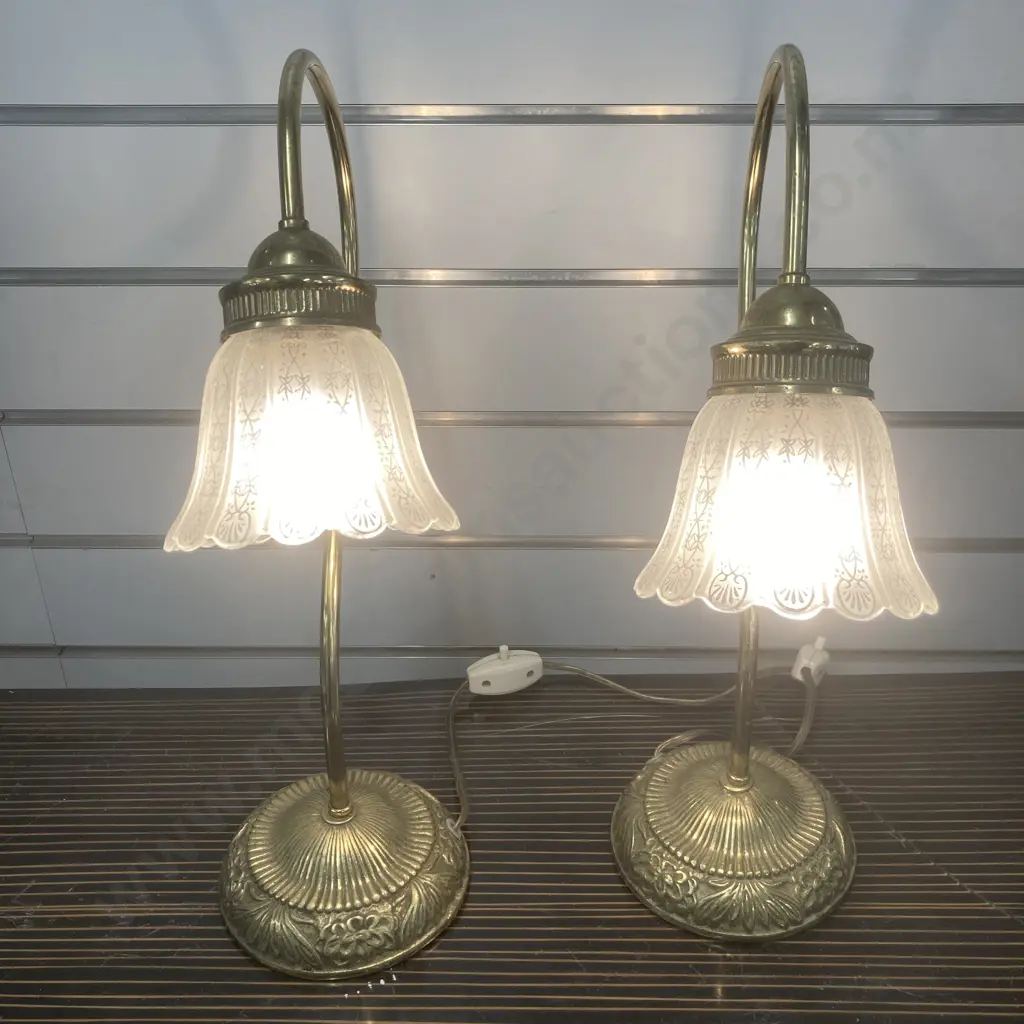 Pair of Vintage Brass Swan Neck Lamps With Ruffled Glass Shades In Working Condition (1 Shade Cracked), 41 x 29cm Image 1++