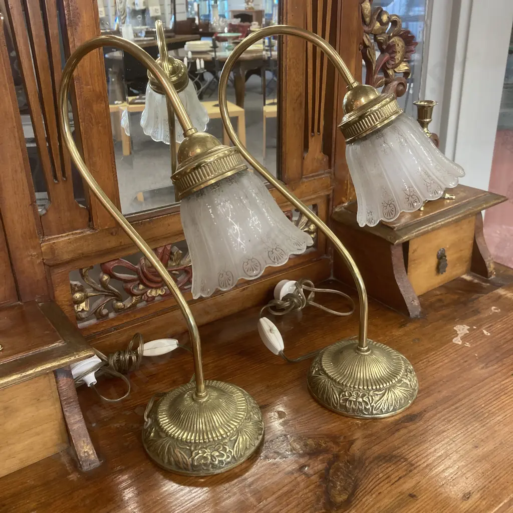 Pair of Vintage Brass Swan Neck Lamps With Ruffled Glass Shades In Working Condition (1 Shade Cracked), 41 x 29cm Image 1++