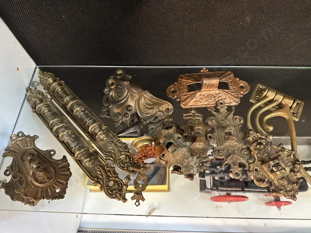 Box of Assorted Antique Brass Door handles, door plates etc Image 1++